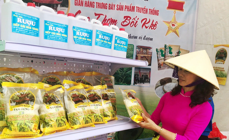 Gạo thơm Bối Khê (huyện Thanh Oai) được trưng bày, giới thiệu tại hội chợ sản phẩm du lịch, làng nghề huyện Thanh Oai