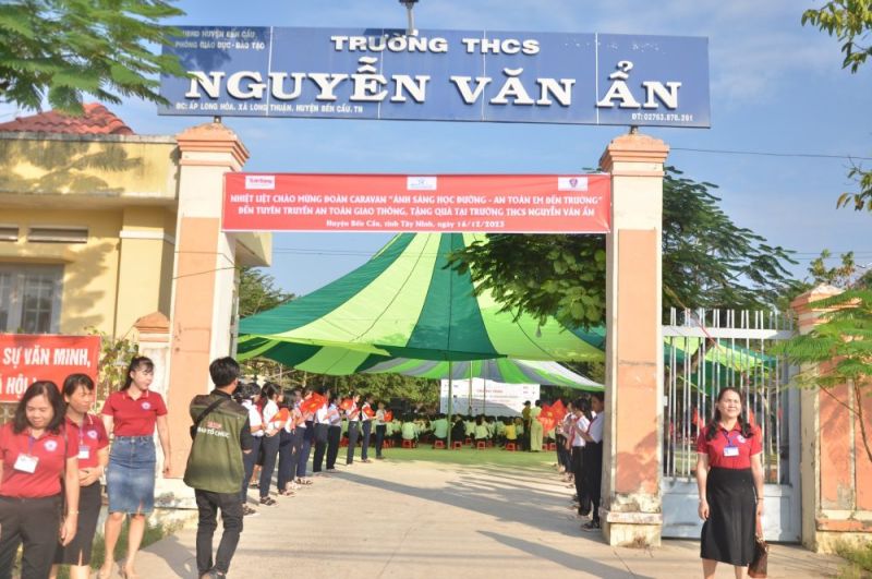 Trường THCS Nguyễn Văn Ẩn nơi diễn ra lễ phát động phong trào “Ánh sáng học đường – An toàn em đến trường”