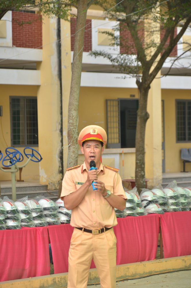 Thiếu tá Cao Thanh Vũ – Cán bộ tuyên truyền phòng CSGT, công an tỉnh Tây Ninh tuyên truyền cho các em học sinh