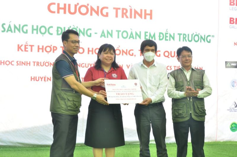 BTC tặng 1.100 mũ bảo hiểm, 1.000 quyển sách và 20 suất học bổng cho hai trường THCS Nguyễn Văn Ẩn và THCS Tiên Thuận