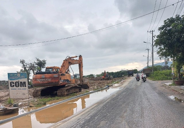 Đơn vị thi công phấn đấu đến ngày 31/12 sẽ hoàn thành trải thảm bê-tông nhựa và hoàn chỉnh mặt đường thông xe trên toàn tuyến. Ảnh: Đường DT601 bắt đầu từ UBND xã Hòa Sơn đi xã Hòa Bắc chụp sáng 20/12/2023- Hoàng Hữu Quyết