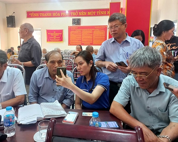 UBND phường Phú Sơn (TP Thanh Hóa) phối hợp với VNPT Thanh Hóa hướng dẫn người dân cài đặt chữ ký số cá nhân.