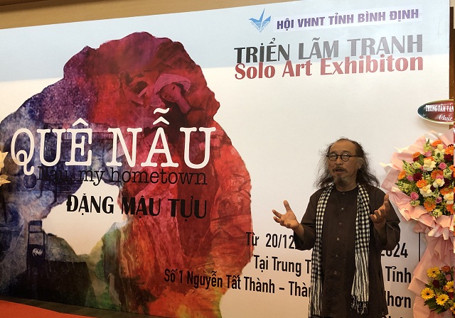 Hoạ sĩ Đặng Mậu Tựu ph&aacute;t biểu tại Triển l&atilde;m QU&Ecirc; NẪU.