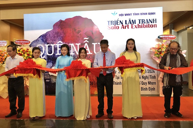 Ban tổ chức v&agrave; đại diện l&atilde;nh đạo c&aacute;c sở, ng&agrave;nh thực hiện nghi thức cắt băng khai mạc Triển l&atilde;m.