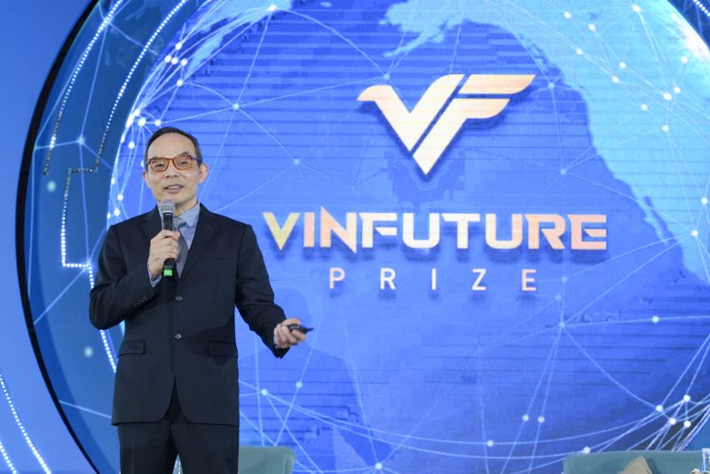 Xuedong David Huang - Thành viên Hội đồng Giải thưởng VinFuture và Giám đốc Công nghệ của Tập đoàn Zoom (Hoa Kỳ) cùng bàn luận với các diễn giả trong toạ đàm Trí tuệ nhân tạo được tổ chức vào ngày 19/12 .