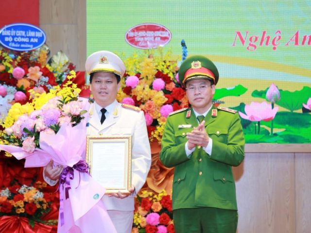 Thứ trưởng Bộ Công an Trung tướng Nguyễn Văn Long trao quyết định của Bộ trưởng Bộ Công an về việc bổ nhiệm Giám đốc Công an Nghệ An đối với Đại Tá Bùi Quang Thanh.