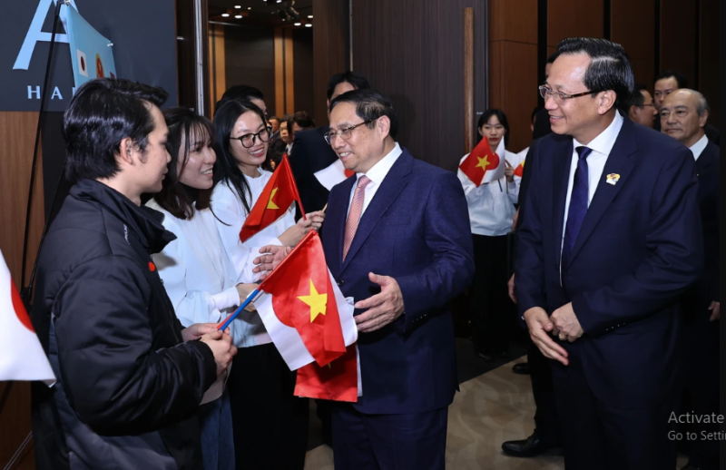 Thủ tướng trao đổi với các thực tập sinh, lao động người Việt Nam đang làm việc và học tập tại Nhật Bản trước khi dự Diễn đàn hợp tác lao động Việt Nam-Nhật Bản. Ảnh: VGP