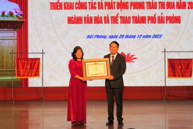 Phó Chủ tịch UBND thành phố Lê Khắc Nam trao Bằng khen của Thủ tướng Chính phủ tặng Trung tâm Thông tin, Triển lãm và Điện ảnh thành phố.
