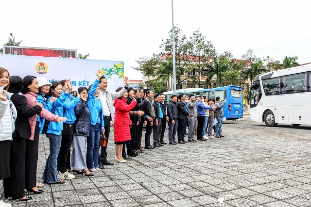 Chương trình “Chuyến xe Công đoàn” đã đưa gần 3.000 ĐV, NLĐ từ TP. Đà Nẵng về quê đón Tết cùng gia đình