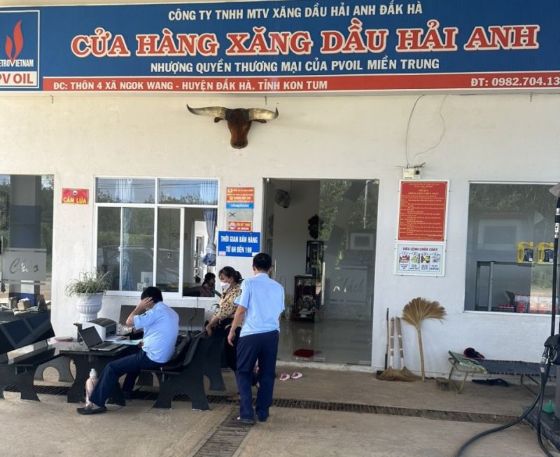 Lực lượng QLTT tỉnh Kon Tum kiểm tra tình hình kinh doanh tại cửa hàng xăng dầu trên địa bàn tỉnh Đắk Hà