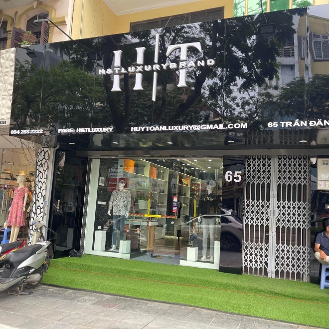Bên ngoài cửa hàng H&T Luxury nằm tại số 65 phố Trần Đăng Ninh, TP Hà Nội