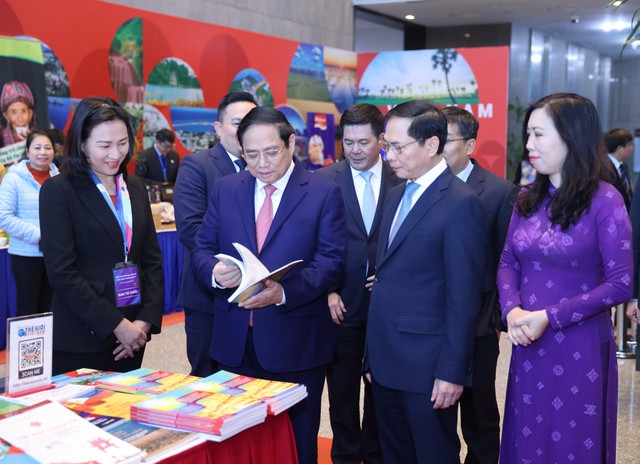 Thủ tướng tham quan trưng bày sách, báo về hoạt động ngoại giao - Ảnh: VGP/Nhật Bắc