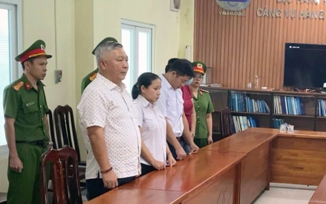 Công an công bố các quyết định tố tụng tại trụ sở Cảng vụ Hàng hải Quảng Nam với ông Lạc và 3 người liên quan. Ảnh: Tam Dân