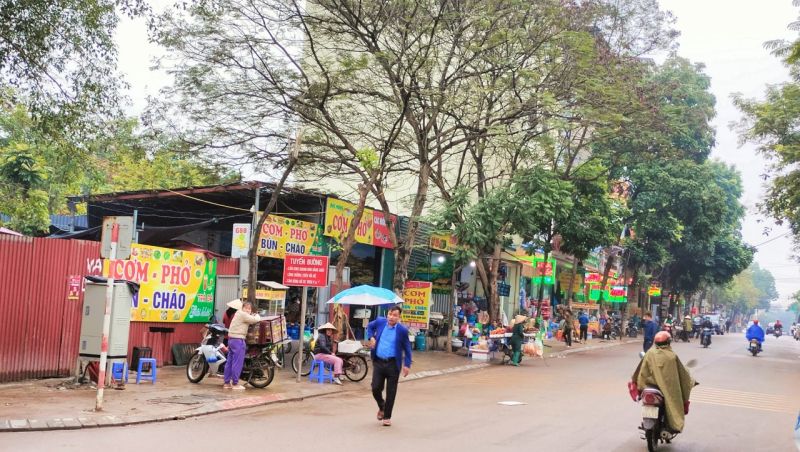 Bất chấp biển báo cấm, nhiều cá nhân vẫn ngang nhiên chiếm dụng lòng, lề đường làm nơi buôn bán