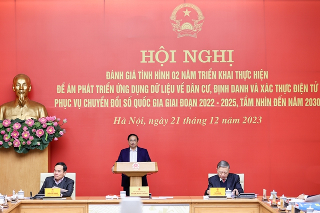 Thủ tướng Phạm Minh Chính chủ trì Hội nghị trực tuyến toàn quốc đánh giá tình hình 2 năm triển khai thực hiện Đề án 06 về "Phát triển ứng dụng dữ liệu về dân cư, định danh và xác thực điện tử phục vụ chuyển đổi số quốc gia giai đoạn 2022-2025, tầm nhìn đến năm 2030" - Ảnh: VGP/Nhật Bắc