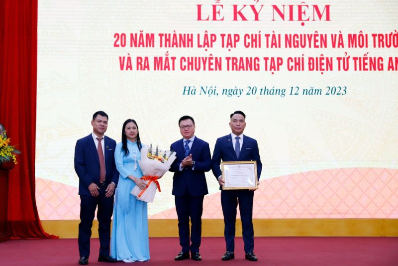 Tại buổi Lễ, Hội Nhà báo Việt Nam đã trao tặng Bằng khen cho Tập thể Tạp chí Tài nguyên và Môi trường.