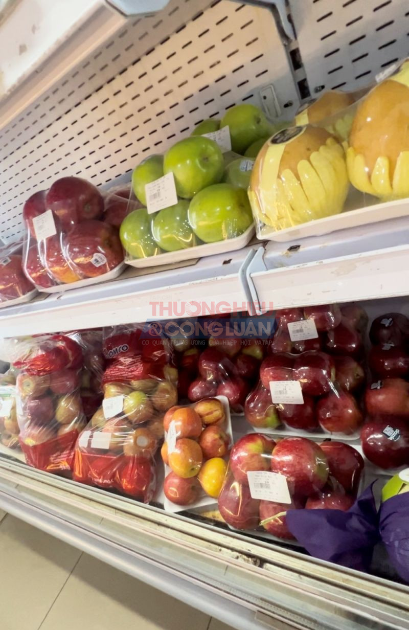 Kệ hoa quả không có bất cứ thông tin nào tại Siêu thị Từ Sơn khiến người tiêu dùng khó lòng lựa chọn. Liệu những sản phẩm này có đảm bảo được an toàn vệ sinh thực phẩm?
