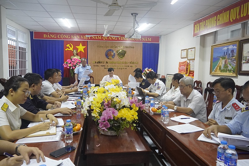 Ông Lê Quang Hải báo cáo với đoàn công tác tại buổi làm việc
