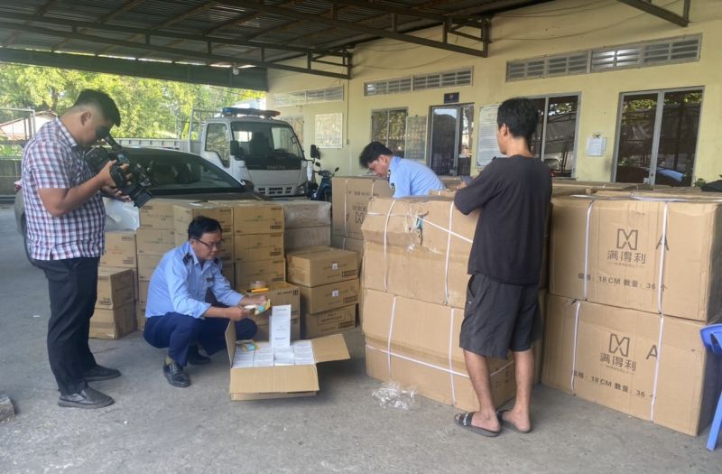 Tạm giữ gần 70 kiện hàng hóa vi phạm về nhãn tại Vĩnh Long