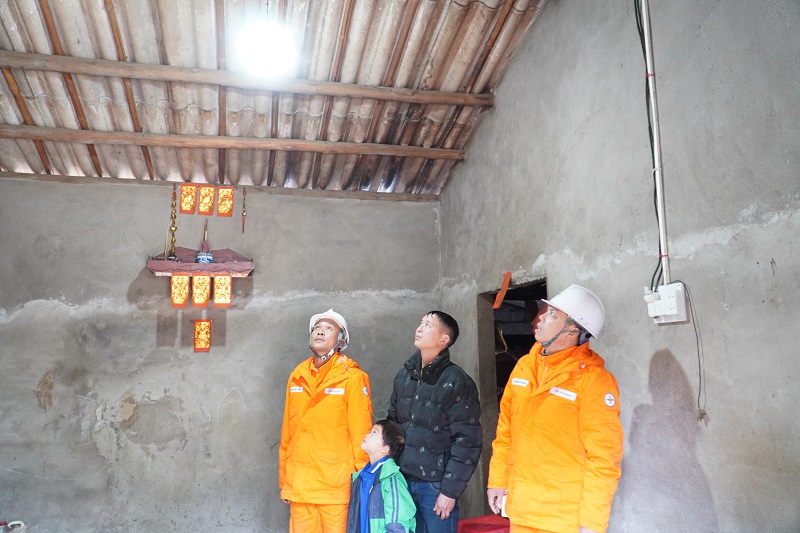 3Căn nhà của anh Chìu Cắm Hếnh (thôn Khe Và, TT Bình Liêu, Quảng Ninh) bừng sáng trong ánh điện tri ân