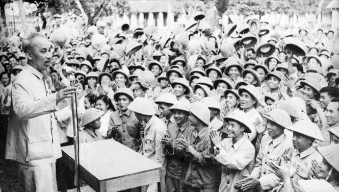 Chủ tịch Hồ Chí Minh đến thăm một đơn vị bộ đội ở Nam Định (1957). Ảnh: TTXVN