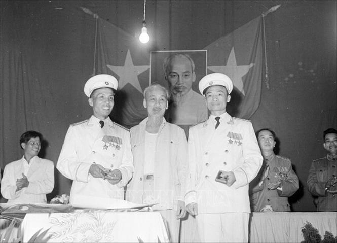 Chủ tịch Hồ Chí Minh trao thưởng cho cán bộ, chiến sĩ các đơn vị phòng không và hải quân trong trận đầu ra quân đánh thắng máy bay Mỹ (2 và 5/8/1964). Ảnh: TTXVN