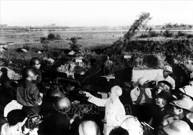 Chủ tịch Hồ Chí Minh thăm một đơn vị bộ đội Phòng không bảo vệ Thủ đô Hà Nội, ngày 25/9/1966. Ảnh: Tư liệu TTXVN