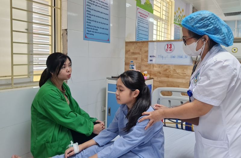 Bác sĩ Bệnh viện Đa khoa Bắc Ninh khám bệnh cho bệnh nhân.