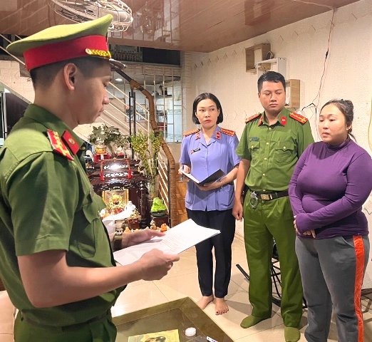 Cơ quan Cảnh sát điều tra Công an TP. Đà Nẵng tống đạt các quyết định đối với Bùi Thị Thu Nguyệt.