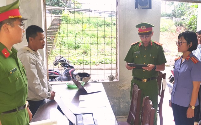 Cơ quan công an công bố lệnh bắt Nguyễn Hồng Đức.