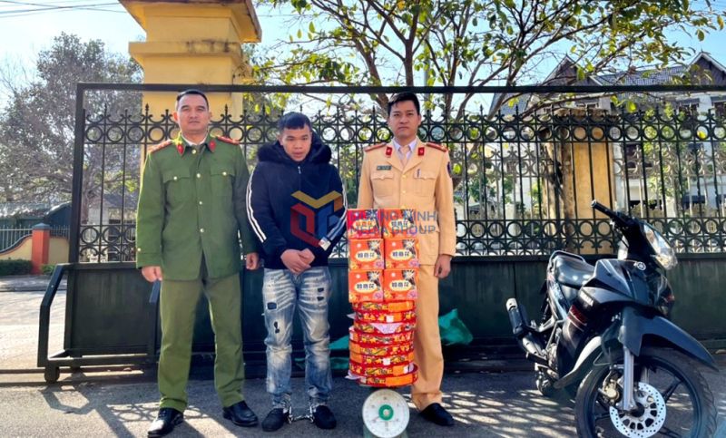 Bắt quả tang đối tượng vận chuyển 21,5kg pháo nổ