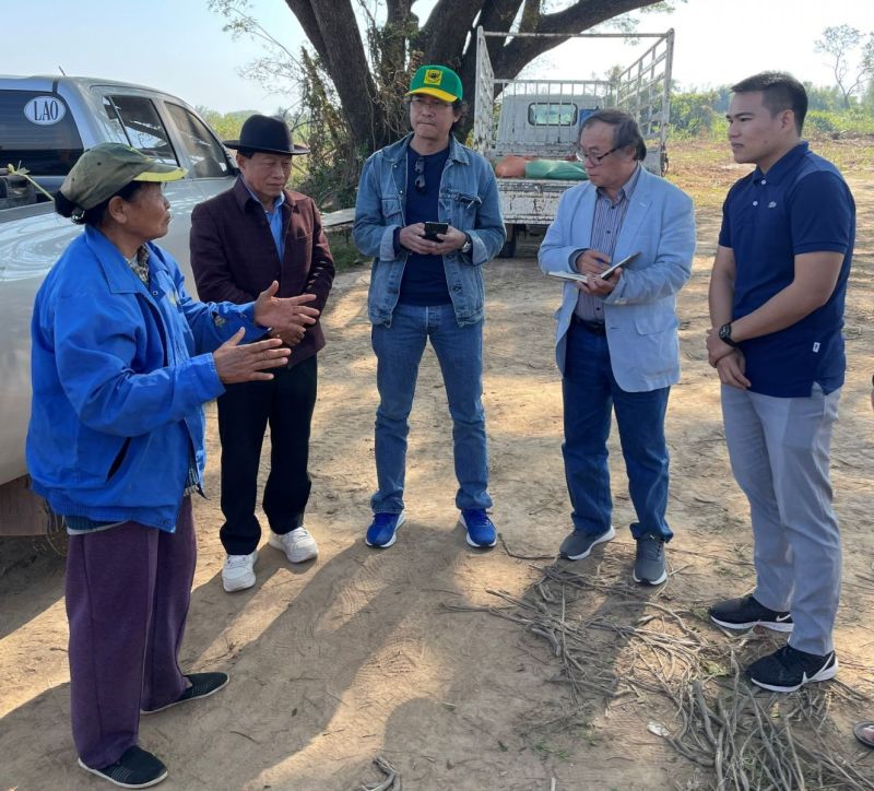 Ông Phan Văn Tâm (giữa) cùng TS Nguyễn Đăng Nghĩa (thứ 2 từ phải qua) đang tư vấn cho nông dận nước bạn Lào trong một chuyến công tác tại Lào