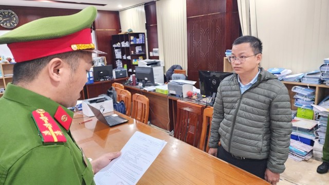 Cơ quan Cảnh sát điều tra đọc lệnh khởi tố đối với Phan Văn Tiến