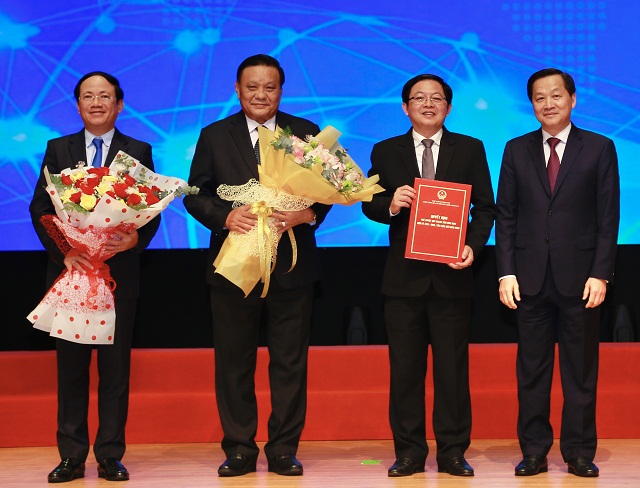 Phó thủ tướng Lê Minh Khái (bìa phải) trao Quyết định số 1619/QĐ-TTg cho lãnh đạo tỉnh Bình Định.
