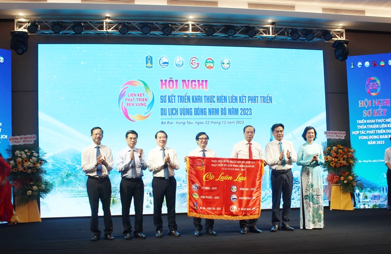 Trao cờ luân lưu cho tỉnh Đồng Nai đơn vị tiếp theo sẽ đảm nhiệm hội nghị sơ kết hoạt động liên kết, hợp tác phát triển du lịch vùng năm 2024