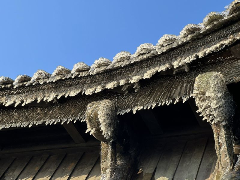 Tình trạng băng giá xuất hiện tại phần mái chùa Đồng Yên Tử (Ảnh: Đức Mạnh).