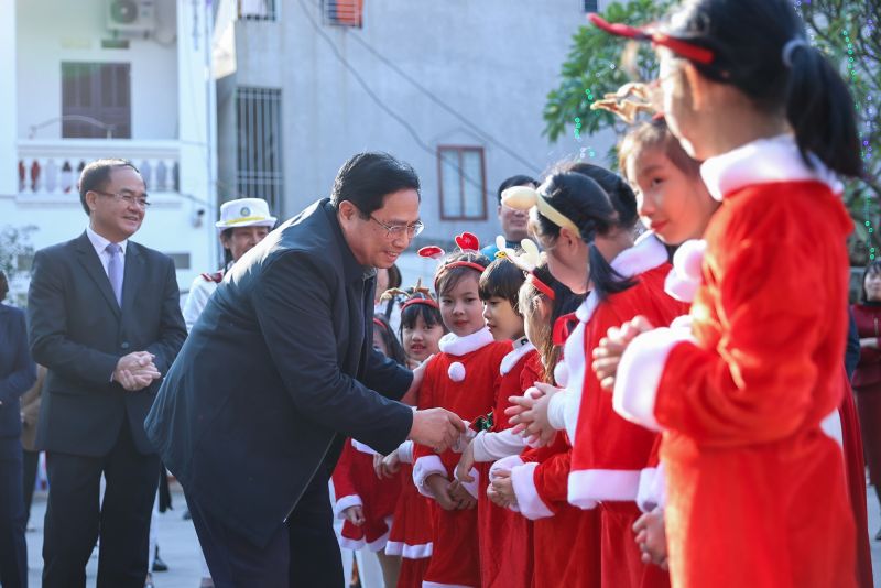 Thủ tướng Phạm Minh Chính tới thăm, chúc mừng các linh mục và đồng bào Công giáo tại Giáo xứ Bắc Giang - Ảnh: VGP/Nhật Bắc