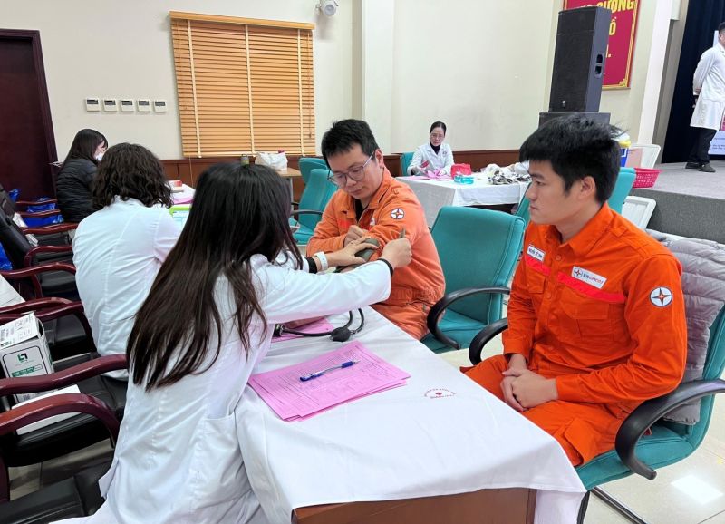 Cán bộ công nhân viên kiểm tra sức khỏe trước khi hiến máu.