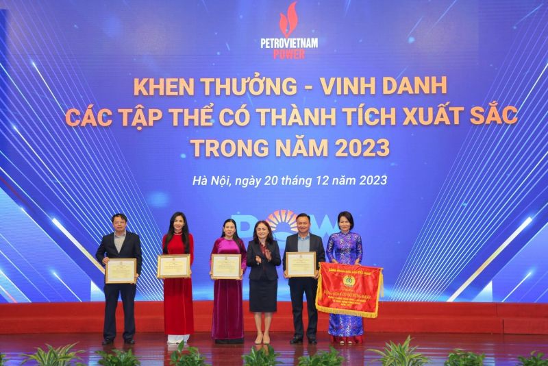 Chủ tịch Công đoàn Dầu khí Việt Nam Nghiêm Thùy Lan trao cờ Thi đua cho các tập thể.