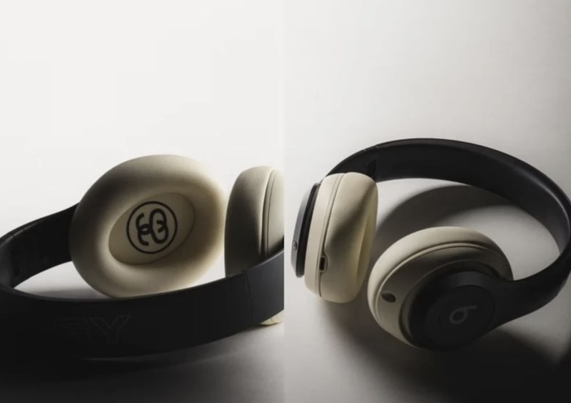Beats Studio Pro phiên bản đặc biệt này có chụp tai màu be và dây đai đầu màu đen với nhãn hiệu Stüssy rõ ràng