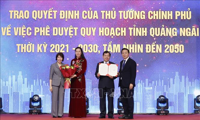 Phó Thủ tướng Trần Hồng Hà trao Quyết định của Thủ tướng Chính phủ phê duyệt Quy hoạch tỉnh Quảng Ngãi thời kỳ 2021 - 2030, tầm nhìn đến 2050 cho lãnh đạo tỉnh Quảng Ngãi. Ảnh: Thống Nhất/TTXVN