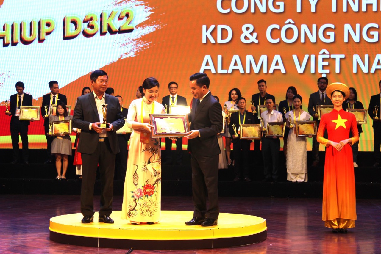 4/ Phó chủ tịch thường trực Hiệp hội VATAP, Phạm Xuân Vinh thay mặt lãnh đạo Hiệp hội - vinh danh doanh nghiệp đạt danh hiệu thương hiệu Vàng