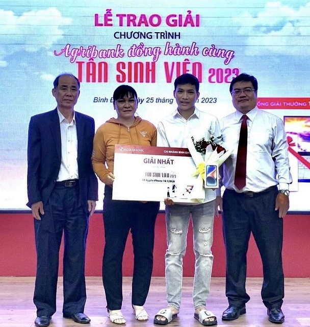 Bình Định: Ba tân sinh viên trúng giải thưởng của Agribank