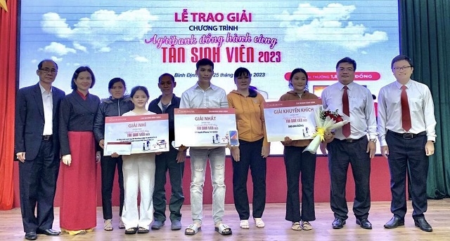 L&atilde;nh đạo Agribank Chi nh&aacute;nh tỉnh B&igrave;nh Định chụp ảnh lưu niệm với c&aacute;c sinh vi&ecirc;n tr&uacute;ng giải thưởng. Ảnh: Xu&acirc;n Huy.