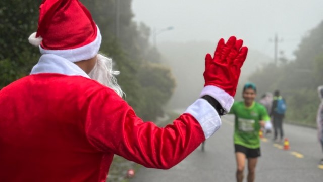 Hình ảnh ông già Noel cổ vũ các vận động viên tham gia giải chạy đúng dịp Giáng sinh.