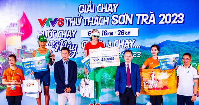 Ban Tổ chức trao giải cho các vận động viên đoạt thành tích cao tại giải chạy Sơn Trà Run Challenge 2023