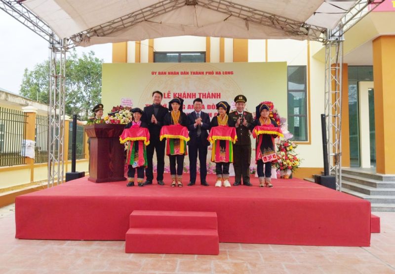Lễ khánh thành và gắn biển công trình chào mừng kỷ niệm 30 năm thành lập thành phố với trụ sở Công an xã Đồng Sơn.