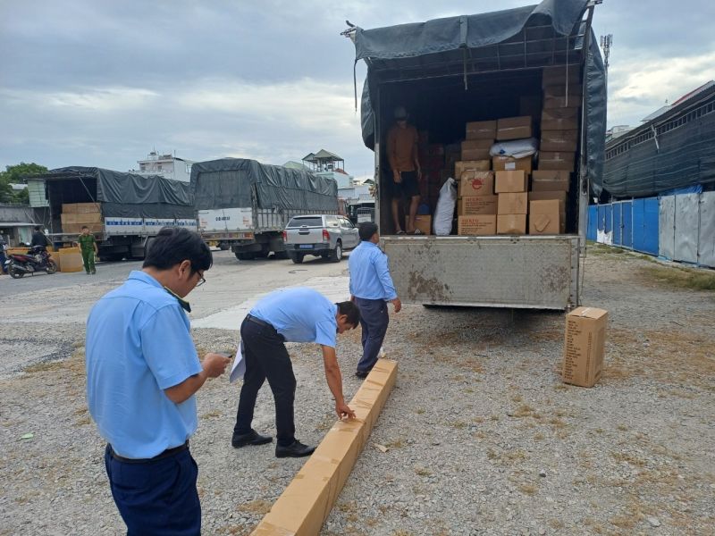 Lực lượng chức năng đang kiểm tra hàng hoá trên xe ô tô tải