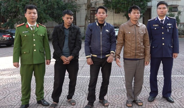 Các đối tượng trong chuyên án pháo Công an huyện Nghi Lộc bắt giữ rạng sáng 26/12/2023