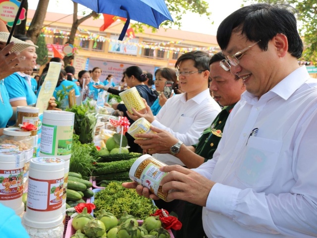 Chủ tịch UBND huyện Nam Đàn Nguyễn Hồng Sơn tham quan gian hàng sản phẩm OCOP của huyện.